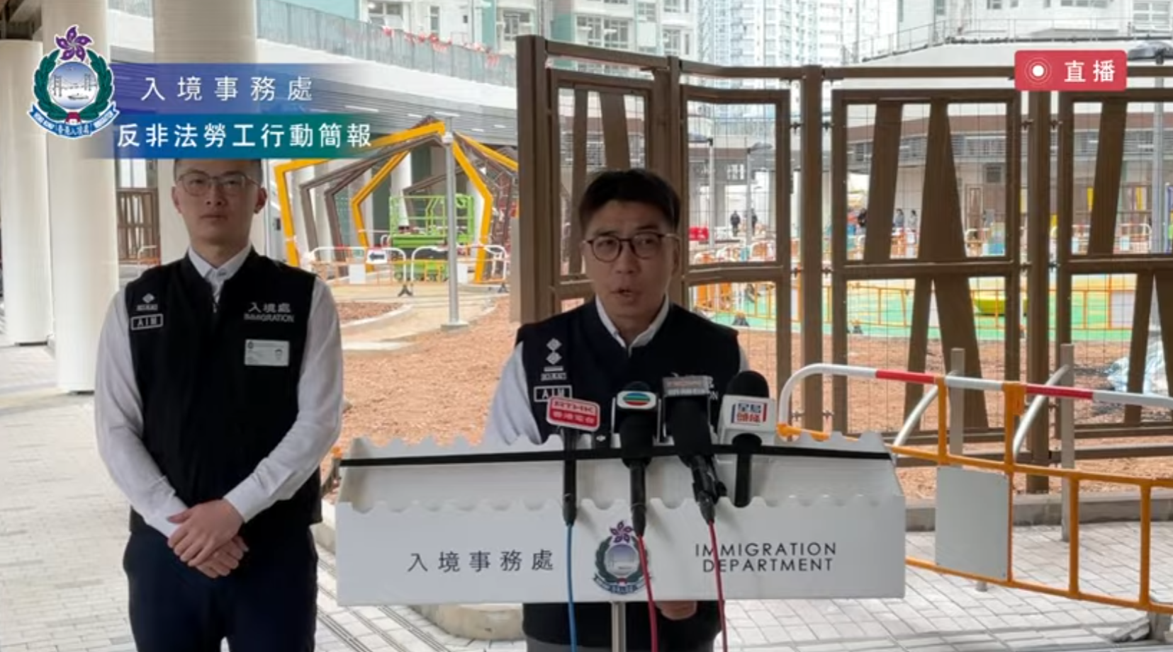 入境處在東涌新落成的屋邨翔東邨進行反非法勞工行動，拘捕10名內地裝修黑工及涉案僱主。(入境處直播)