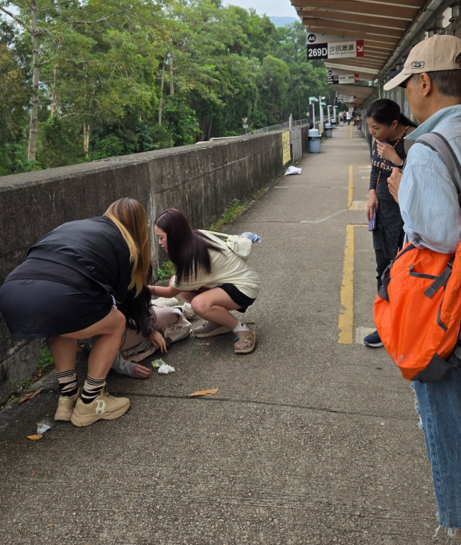近日有男網民發帖，稱在大欖隧道轉車站遇到有一名女士暈倒，現場候車乘客紛上前協助，他負責報警，有人上前扶起暈倒女士及陪伴對方等候救護員。(Threads)