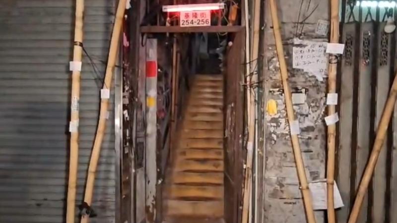 深水埗醉漢疑不滿被拒接待，持刀虛報鳳姐遭斬傷被警制服。（網上截圖)