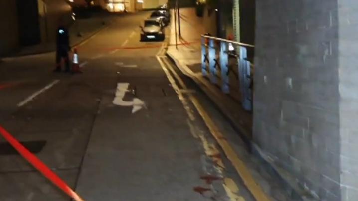 灣仔男子遭刀手伏擊腳部受傷送院，警追緝3名男子。(有線新聞截圖)