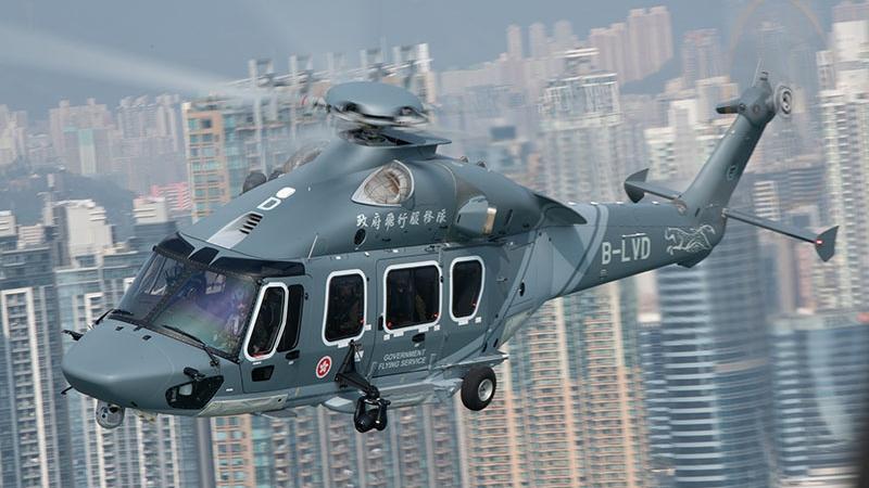 內地女被困西半山斜坡進退維艱，飛行服務隊救起無受傷。(政府飛行服務隊網頁)