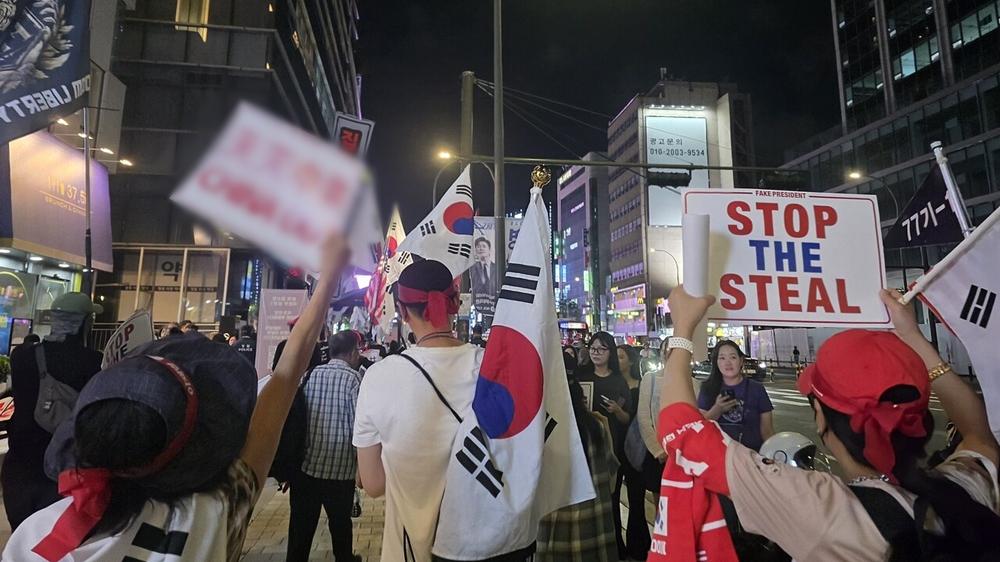 首爾今日有反華集會，警禁止用反華口號遭法院駁回。(8月22日，首爾明洞反華遊行。網上圖片)