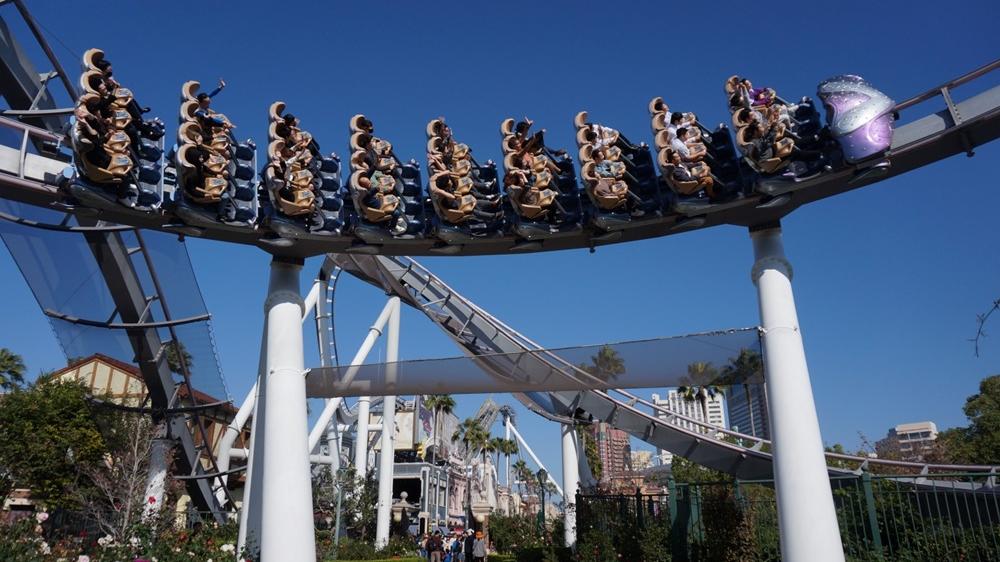 內地男玩過山車竟震甩腎石？醫生警告：極低機率勿模仿。(網上圖片)