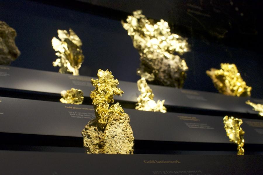 中國女涉盜巴黎博物館6公斤金塊，被捕時正在熔金。(巴黎自然歷史博物館。網上圖片)