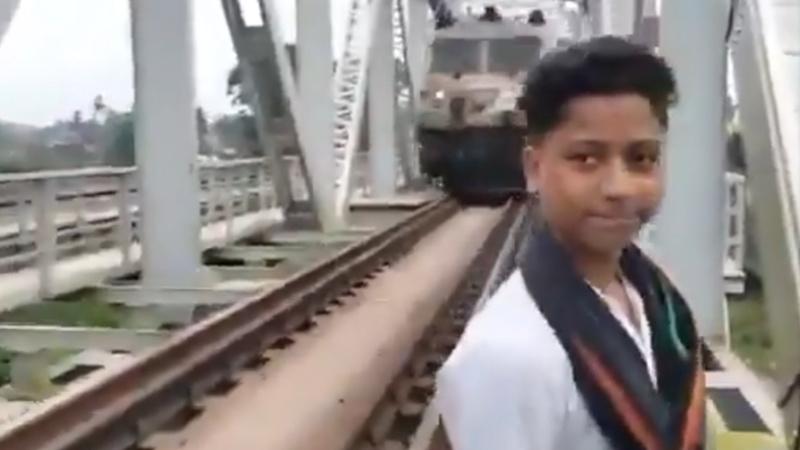 15歲少年鐵路拍片，阿媽親眼目睹愛兒慘被火車撞飛。(X)