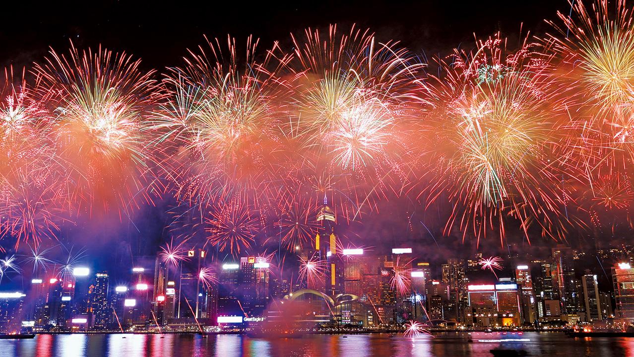 超級黃金周望吸客吸金 首日48.4萬人入境 34.4萬人維港賞煙花 萬宜東壩成徒步團熱點 交通配套受考驗