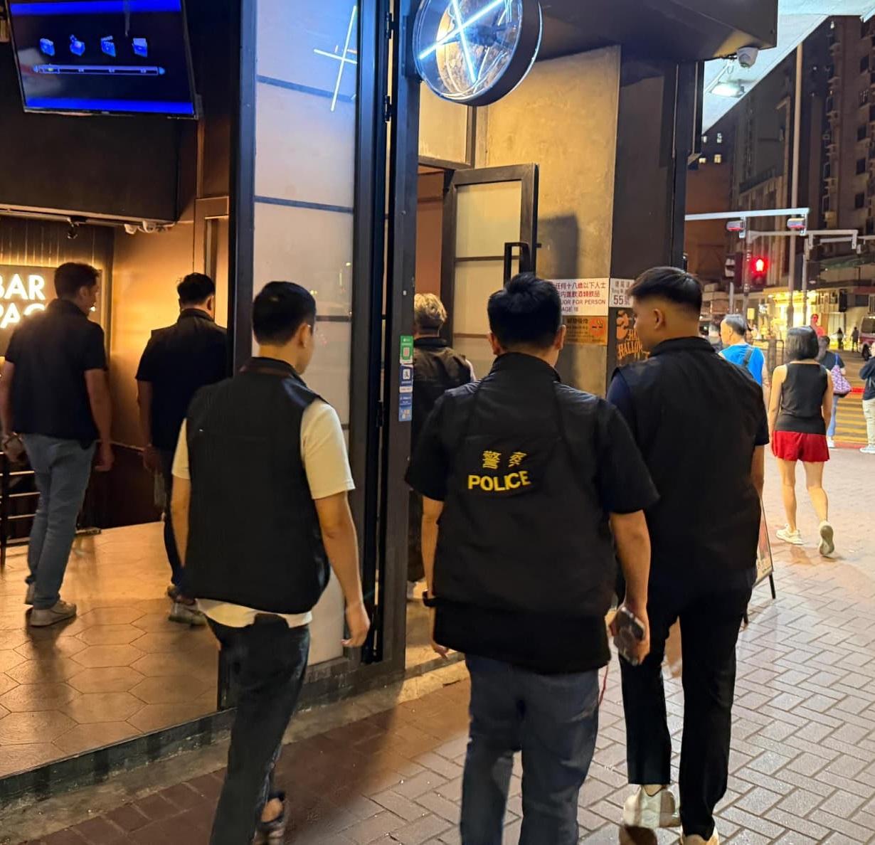 警旺角反黑搜16處所，51歲通緝男子酒吧被捕。(警方圖片)