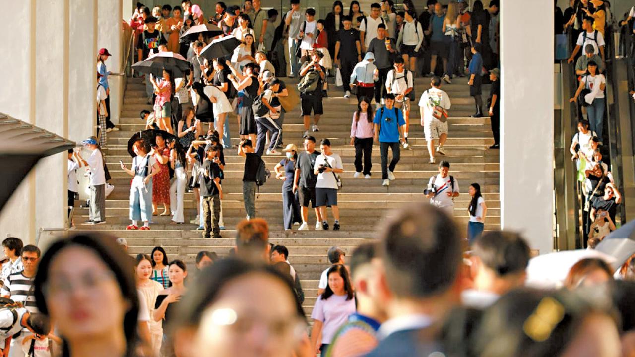 超級黃金周首日逾23萬內地旅客來港 業界：整體銷情不錯 酒店入住率高