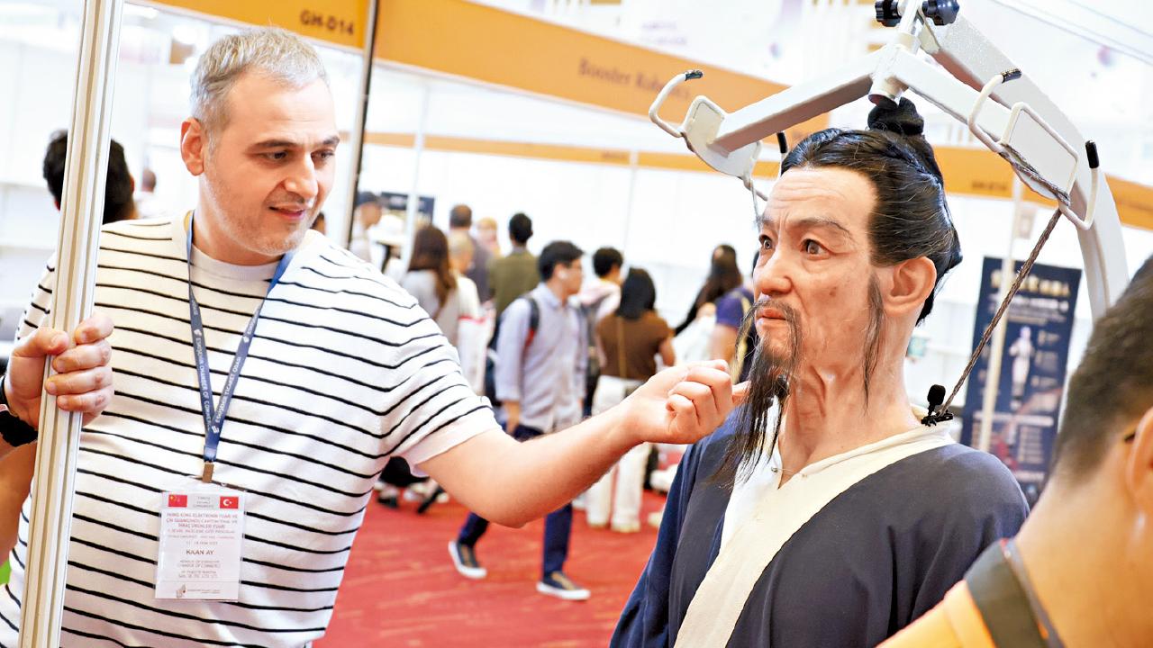 貿發局兩電子展開鑼 高仿機器人重現歷史名人神韻