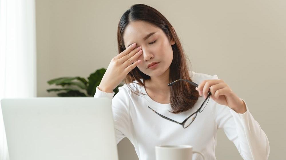 乾眼症並非小問題，長期忽視可能影響角膜與視力。透過營養補充與日常護理並行，才能有效維持眼睛健康。均衡飲食、良好睡眠與適度休息，是避免眼睛「被榨乾」的根本之道。