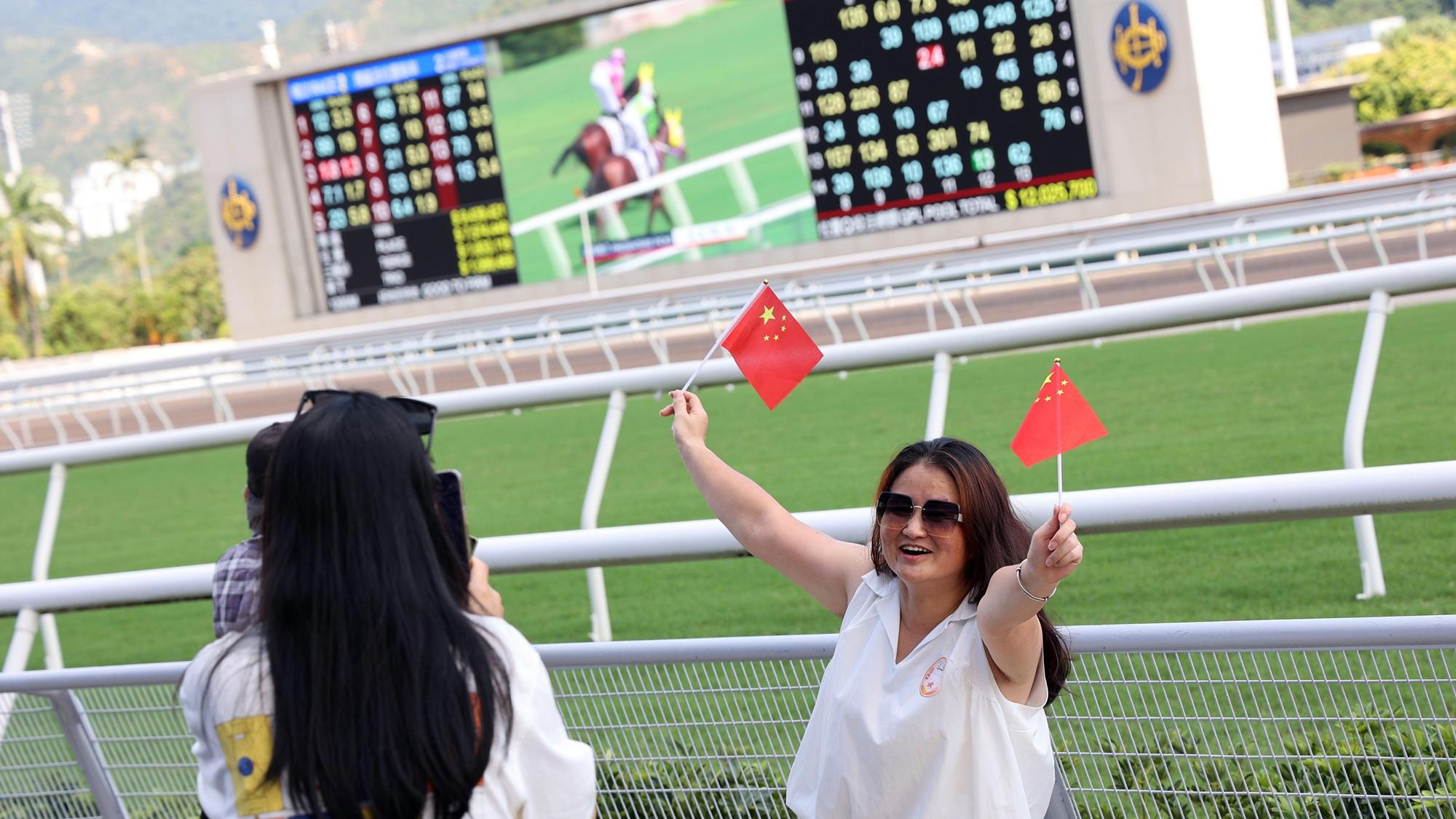 國慶賽馬日錄得1.3萬名旅客入場。(賽馬會提供)