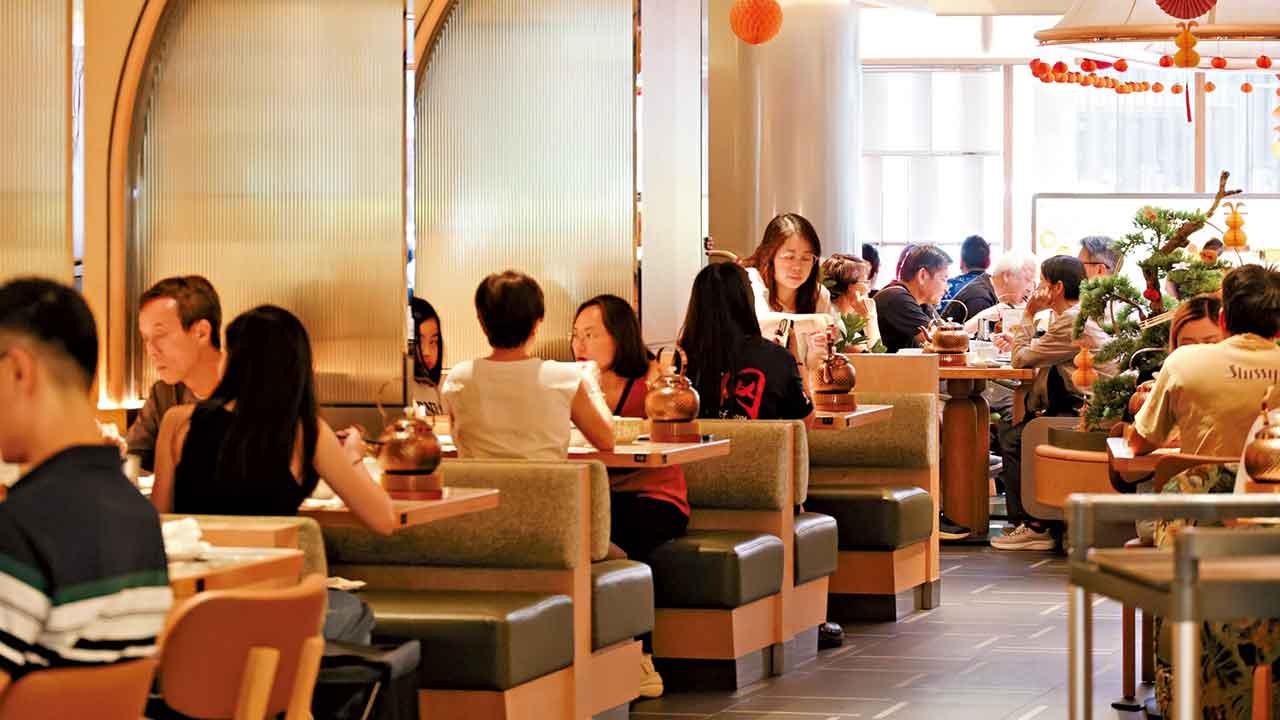 超級黃金周煞科 7天逾129萬人訪港 餐飲零售齊受惠市旺 旅客錯峰啟程返家 業界：銷情不俗但未回復疫情前 