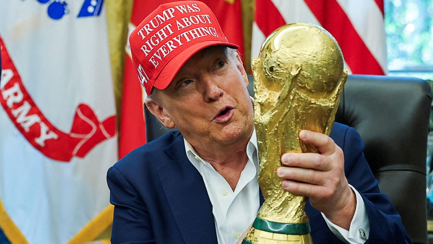特朗普拿着世界盃的大力神盃。(路透社)