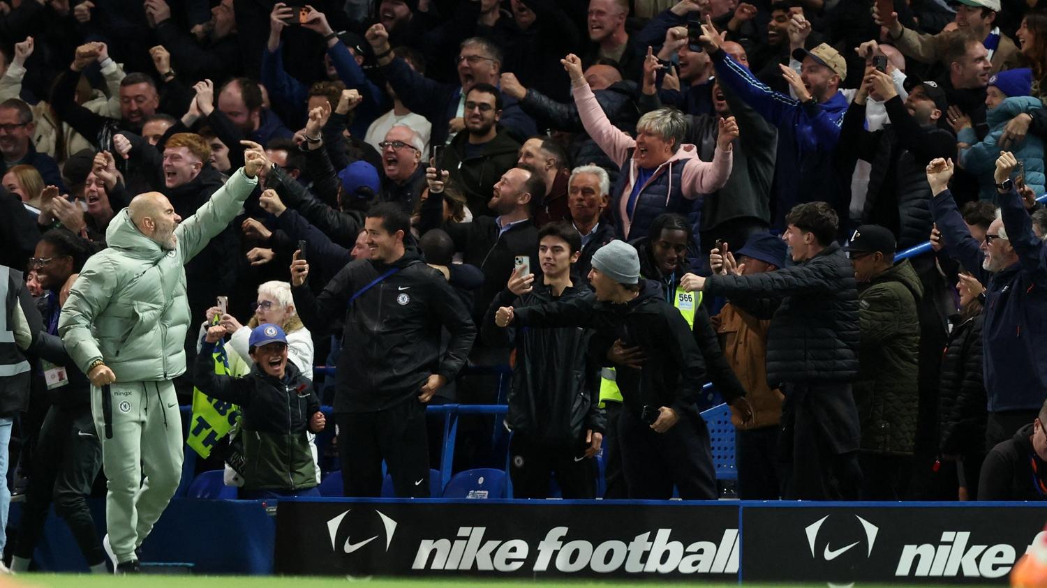 車路士主帥馬利斯卡在對利物浦與球迷歡呼。(路透社)