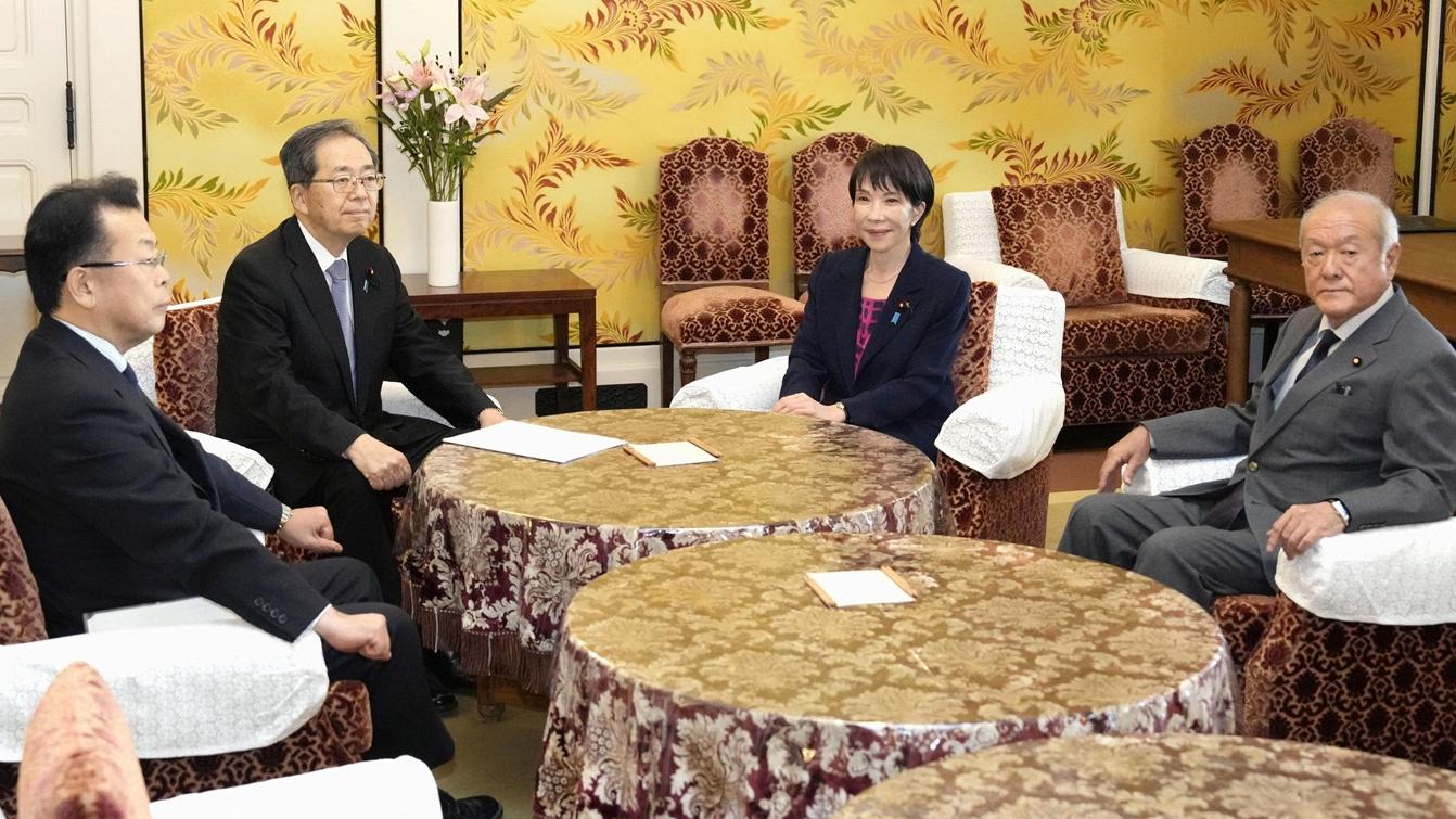 自民黨高市早苗與公明黨代表齊藤鐵夫會談。(路透社)