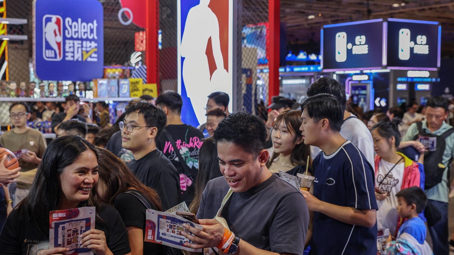 NBA中國賽在澳門威尼斯人的攤位。(路透社)