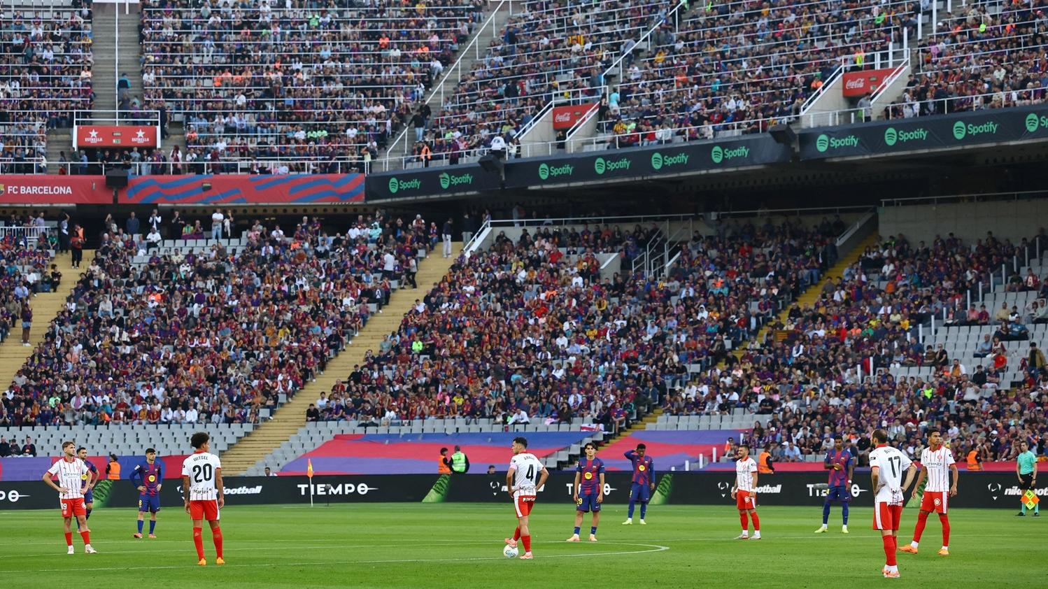 巴塞隆拿的比賽，基羅納球員開賽後暫停15秒參與抗議。(路透社)