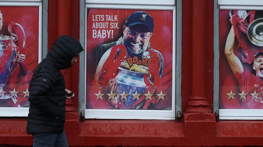 晏菲路場外的海報。(路透社)