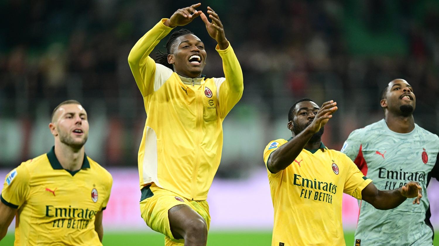 拉菲爾利亞奧梅開二度，帶領AC米蘭2:1擊敗費倫天拿上榜首。(路透社)