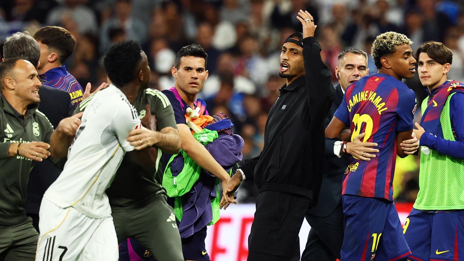 雲尼斯奧斯賽後追着耶馬爾。(路透社)