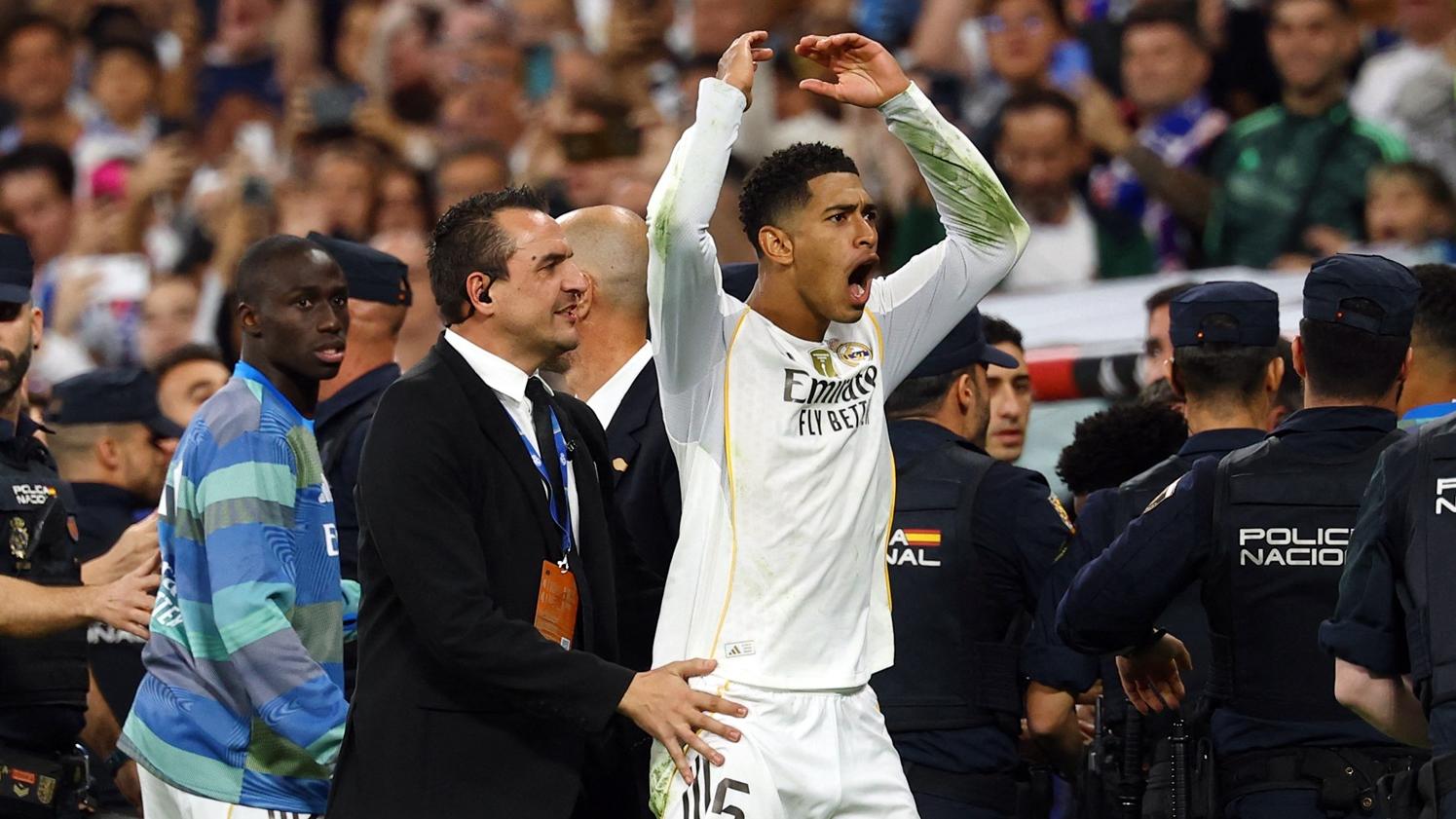 為皇家馬德里贏得國家打吡的比寧咸，賽後鼓動球迷。(路透社)