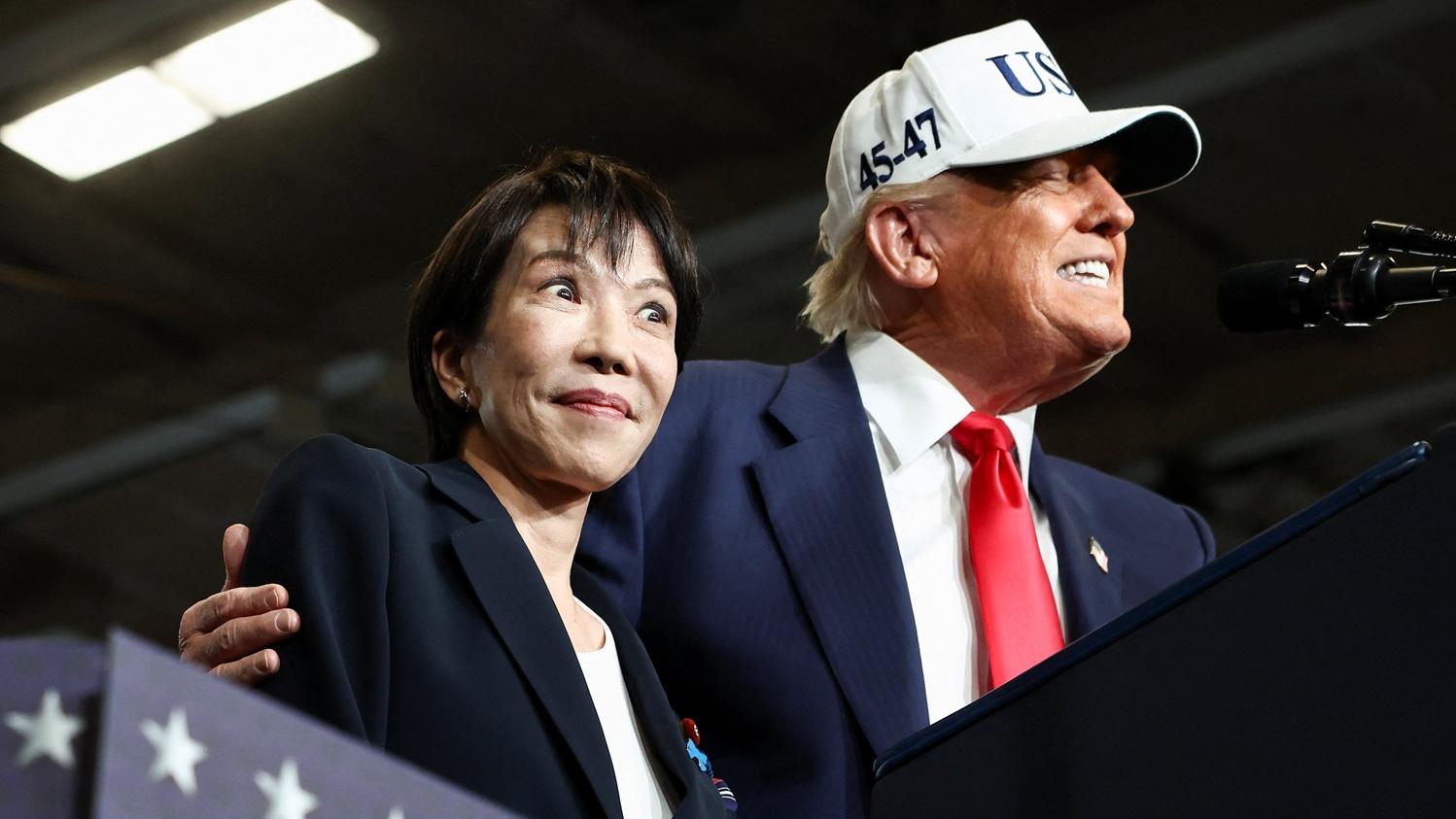 特朗普到訪駐橫須賀的喬治華盛頓號，手繞到高市早苗膊頭。(路透社)