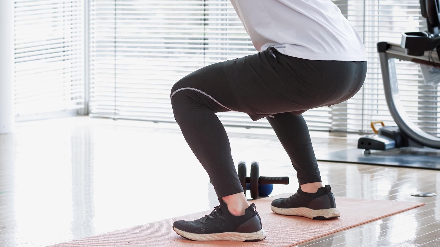 深蹲可強化股四頭肌，幫助穩定下肢與維持身體平衡，運動時應注意呼吸與姿勢，每天可進行兩次，若感覺疲勞就應適度休息，不要勉強。