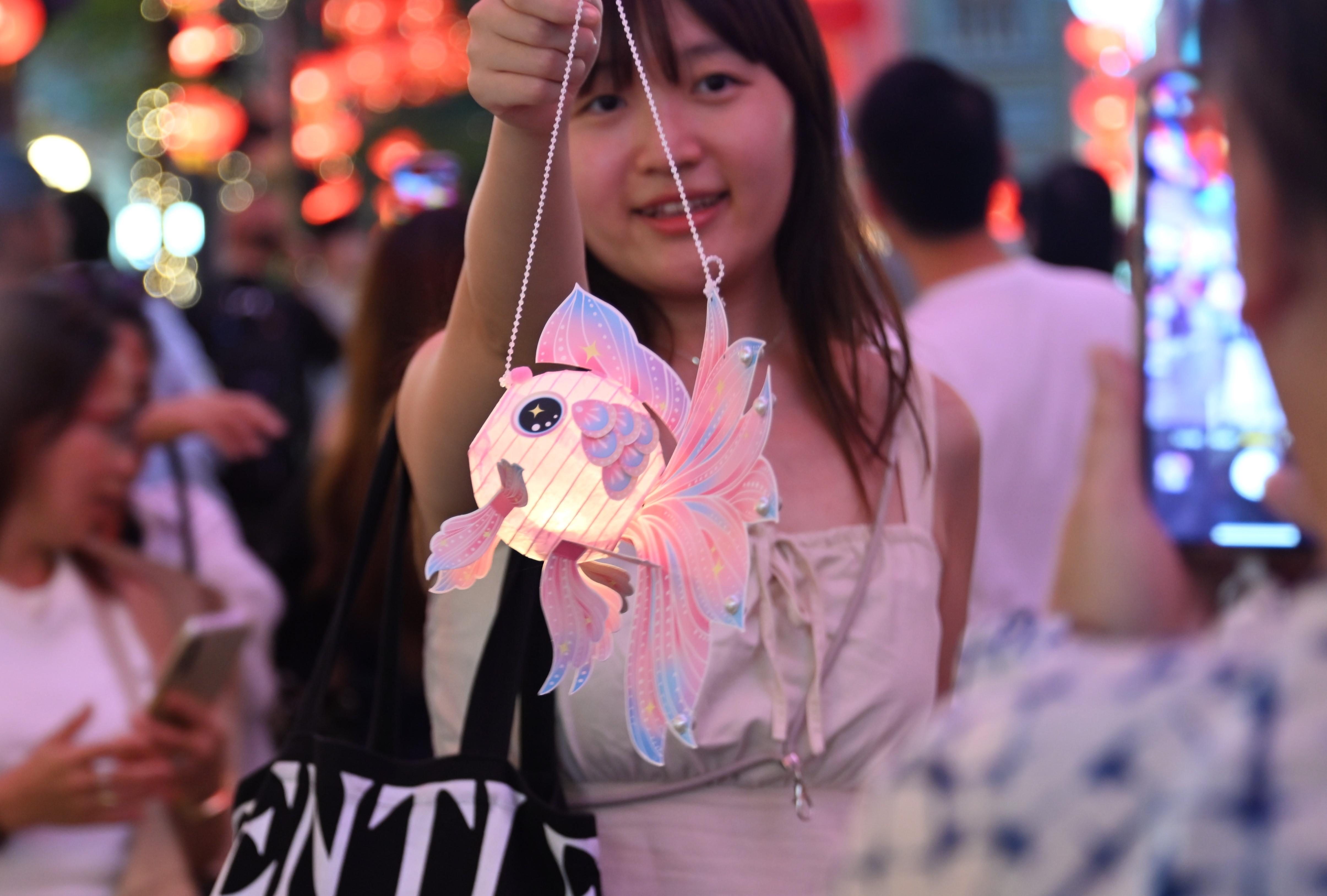 中秋節多種公共交通工具有特別安排，方便市民賞月(中通社)