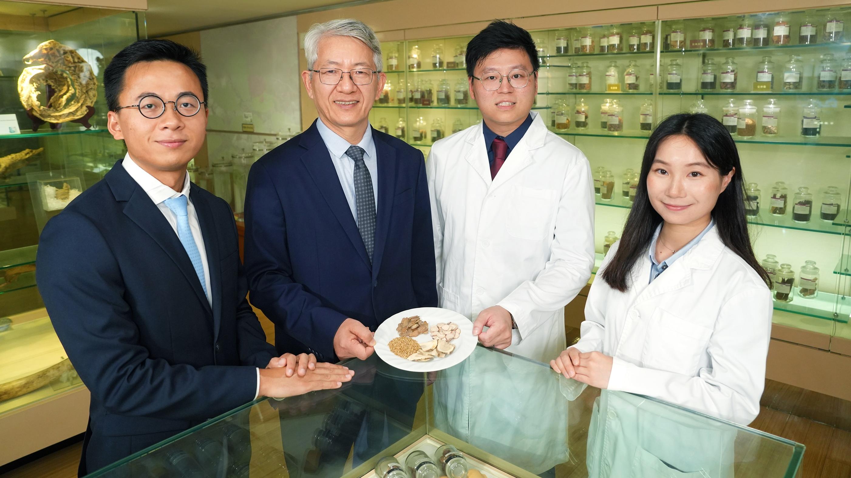 （左起）浸大中醫藥學院臨床部研究助理教授余炬成博士、協理副校長（臨床中醫藥）兼中醫藥學院臨床部講座教授卞兆祥教授、中醫藥學院臨床部中醫臨床助理教授張振海博士及中醫藥學院博士生鄧曉濤女士。