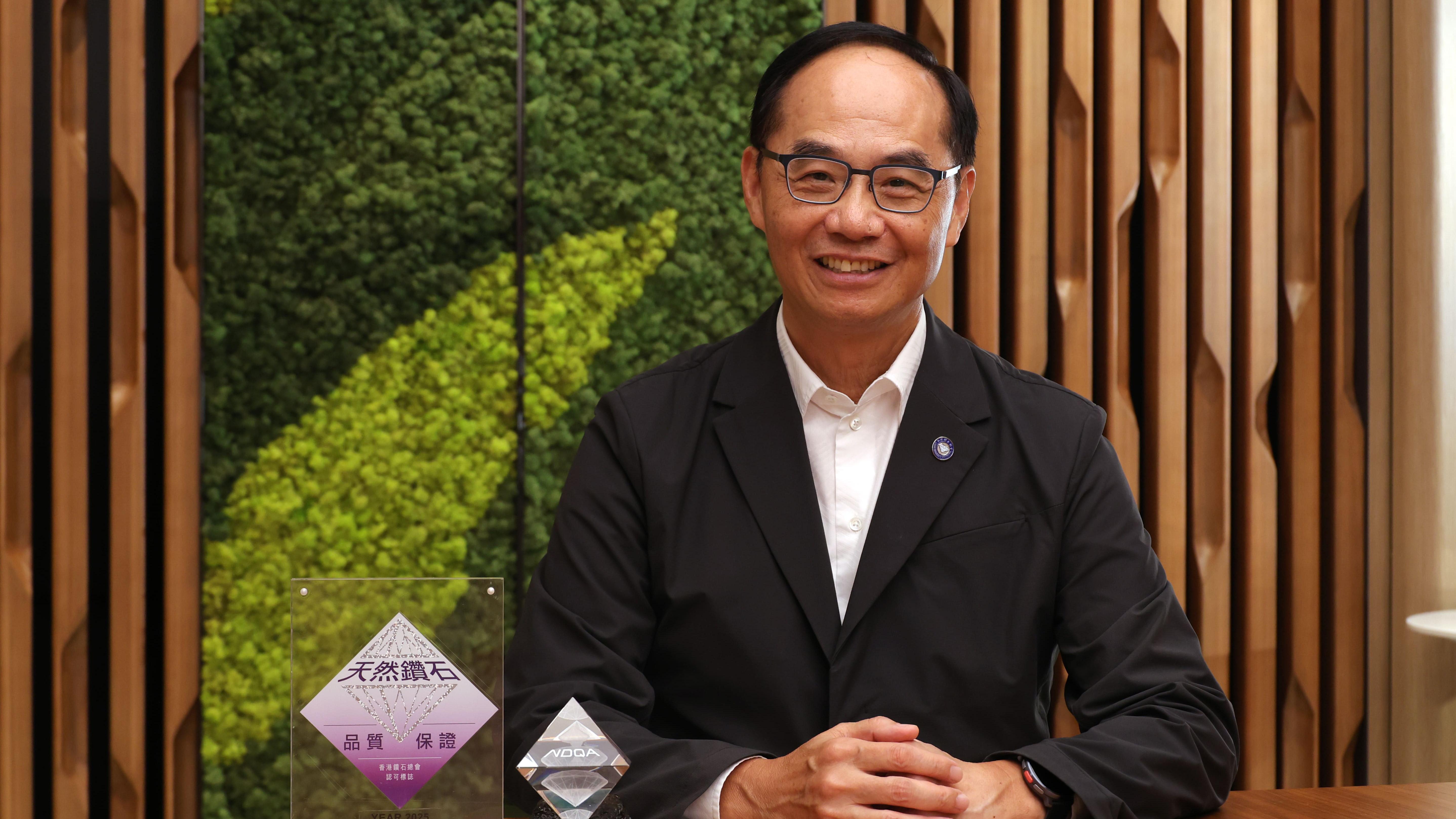 香港鑽石總會主席黃紹基在接受訪問時認為，本港鑽石行業將迎來復甦。