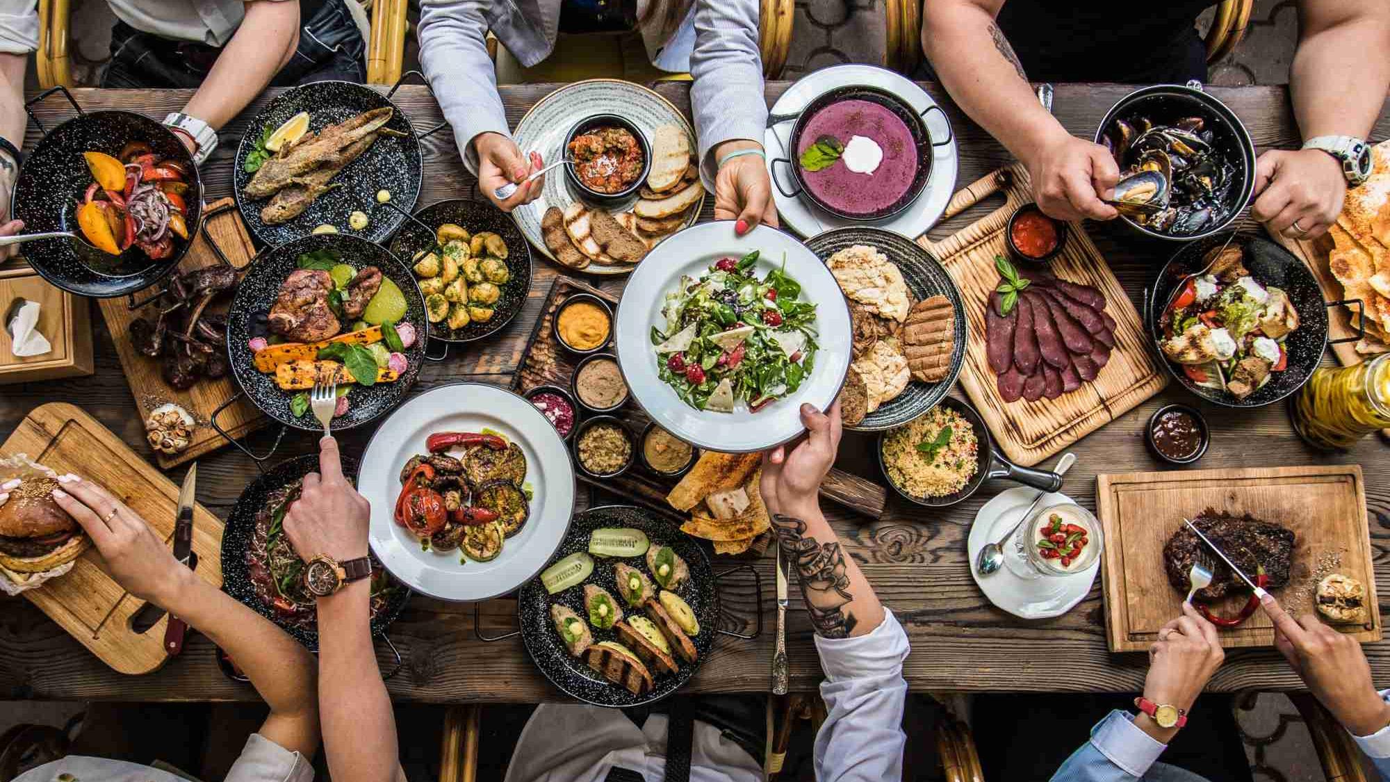 聚餐可掌握「三少一多」原則─—少油、少鹽、少糖，多蔬果；選擇去皮或去油的肉類，並搭配高纖蔬菜，飲品則以白開水或無糖茶取代酒精與含糖飲料。