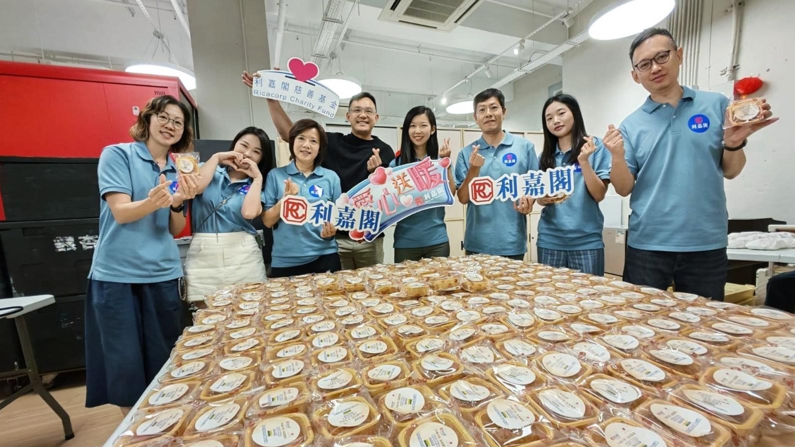 利嘉閣再度支持銀杏館 認購1200個愛心月餅 施慧勤夥後勤同事參與派飯及派月餅