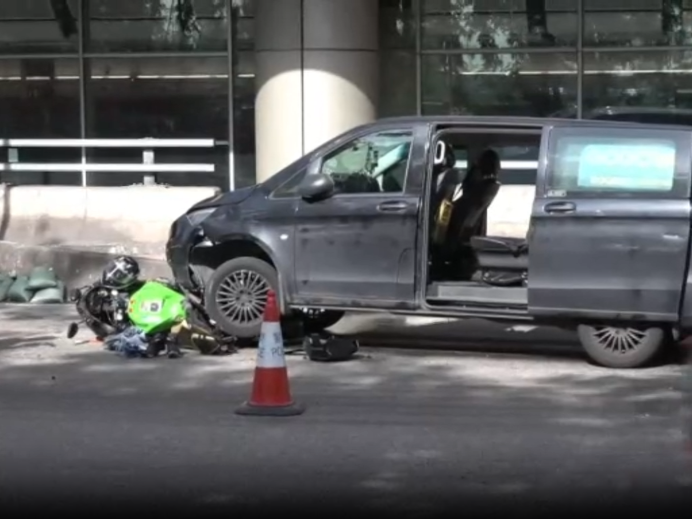 連翔道貨van電單車相撞，鐵騎士攝車底拖行50米受傷送院。(now新聞截圖)