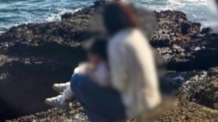 疑似中國遊客濟州島抱孩子岸邊大便 南韓網民炮轟