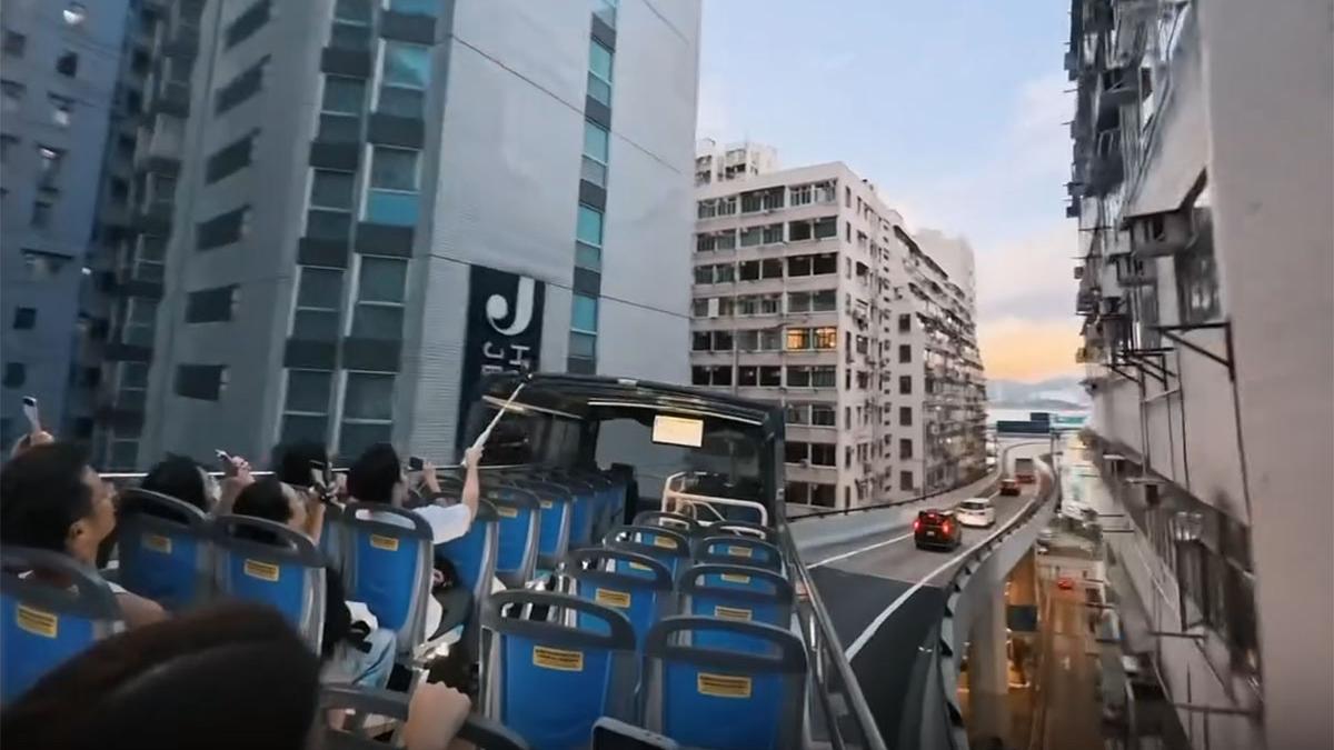 有網民做一日遊客搭開篷巴士遊香港，欣賞沿途風景。(Threads用戶tu.analogue影片截圖)