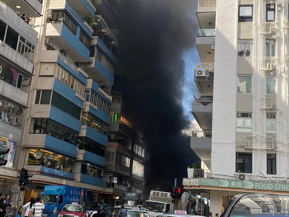 銅鑼灣百德新街貨車起火，黑煙席捲半空。(車cam L（香港群組）)