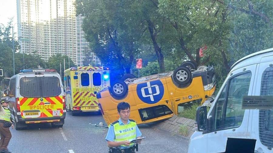 東涌有中電客貨車發生車禍。（fb「車cam L（香港群組）」圖片）