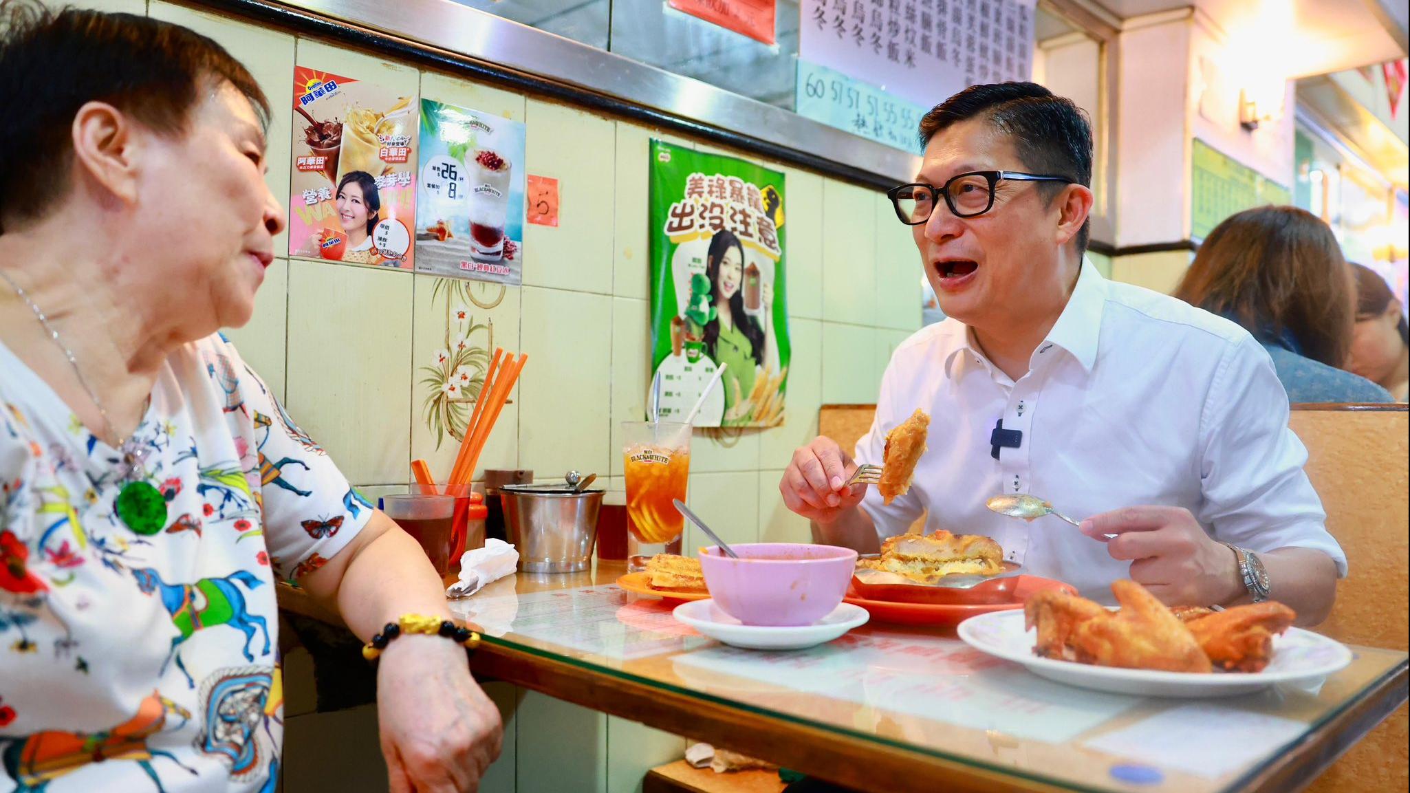 鄧炳強到西環餐廳嘆炸雞翼等美食。(鄧炳強FB)