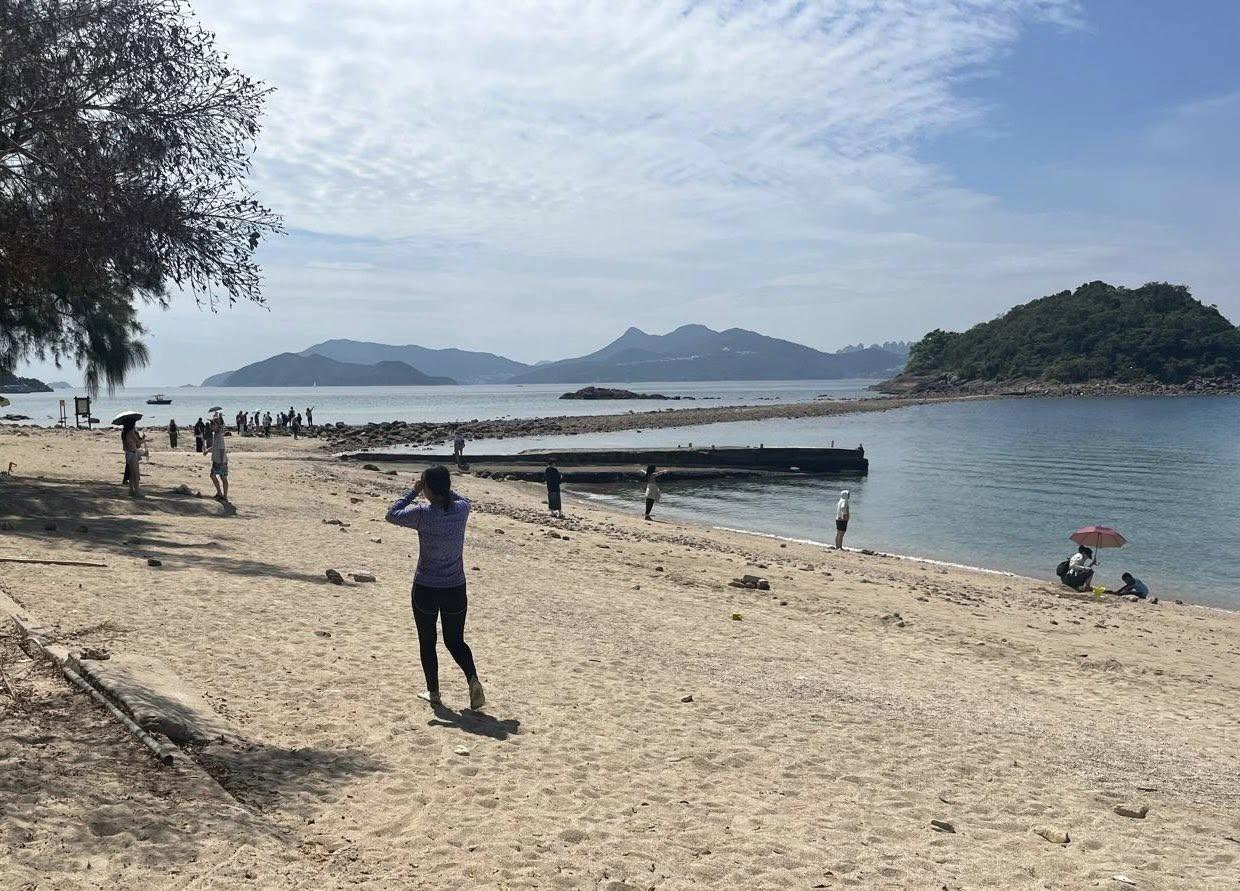 漁護署留意到10月1日橋咀洲有大量訪客到訪，部分更有不當嘅行為，會加強巡邏，亦勸諭訪客愛護橋咀洲嘅地貌同埋生態，切勿破壞環境。(漁護署社交網站)