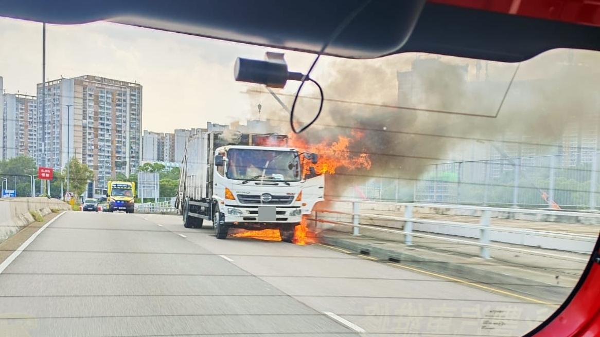 屯門有車輛行駛中起火。（fb「馬路的事討論區」圖片）