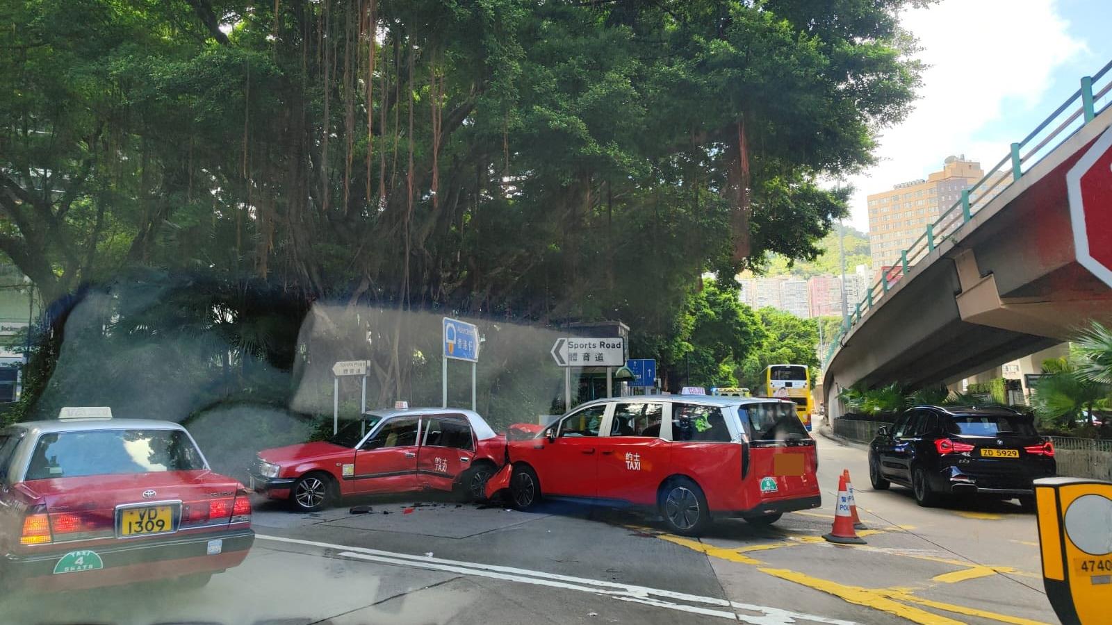 跑馬地發生車禍。（fb「車cam L（香港群組）」圖片）