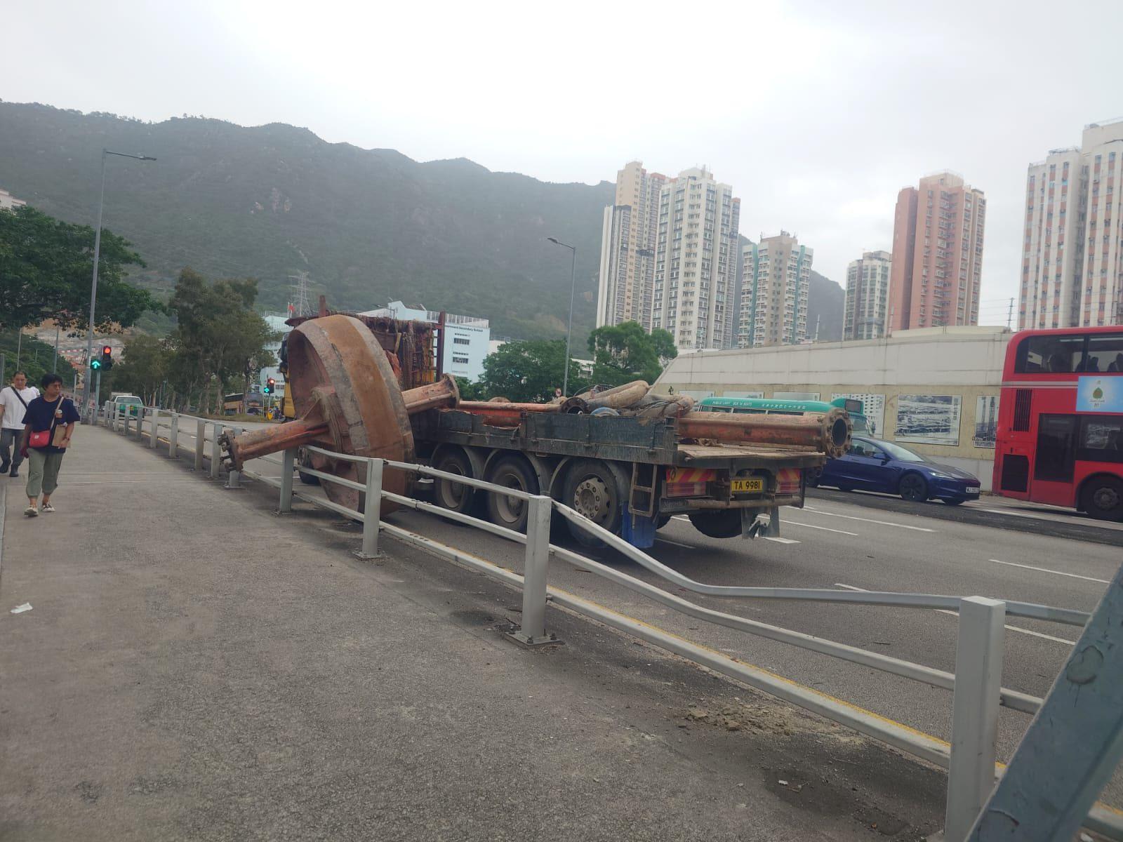 屯門貨車墮「巨輪」壓毀欄杆，網民指「爆旋陀螺發功」。(馬路的事討論區)