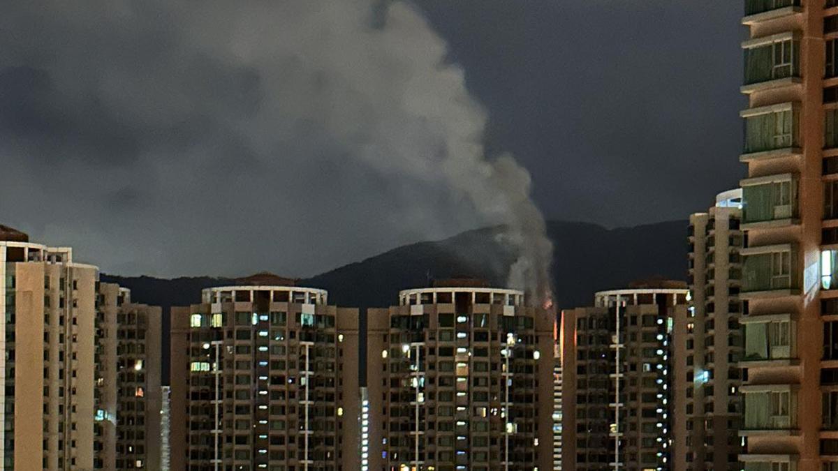 灝景灣第6座一個高層單位凌晨起火，冒出大量濃煙。(網民Marquise Li@FB群組「青衣街坊吹水會」)