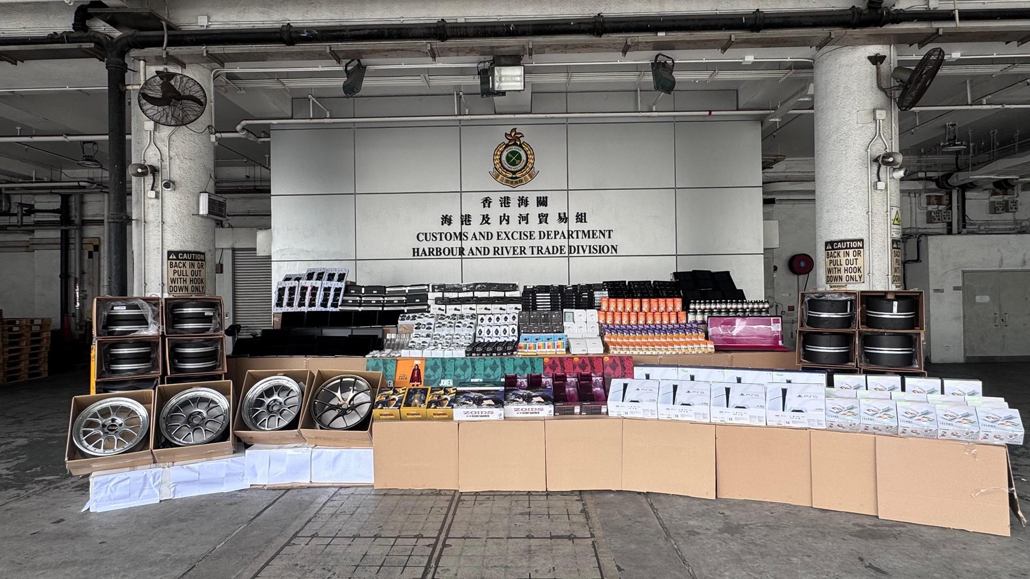 圖示部分檢獲的懷疑走私貨物，包括手錶、汽車零件和玩具。（政府新聞處圖片）