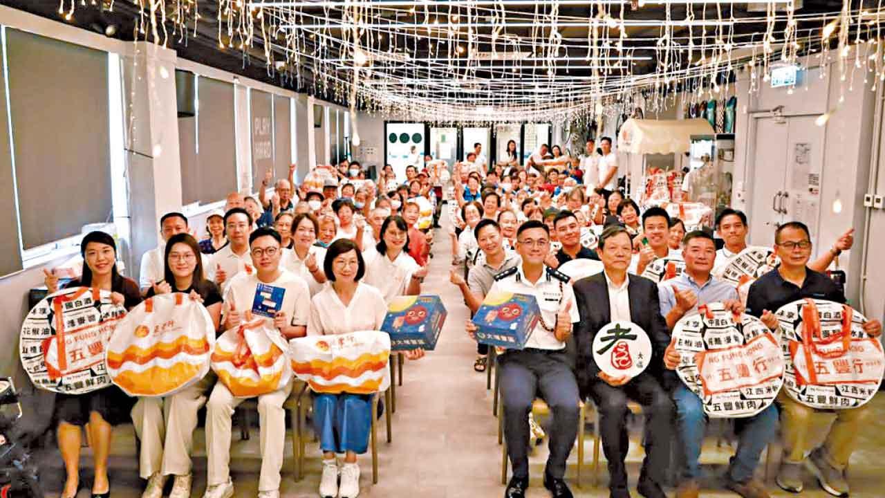 大埔警區中秋宣傳防騙 與五豐行攜手派福袋共築安全網