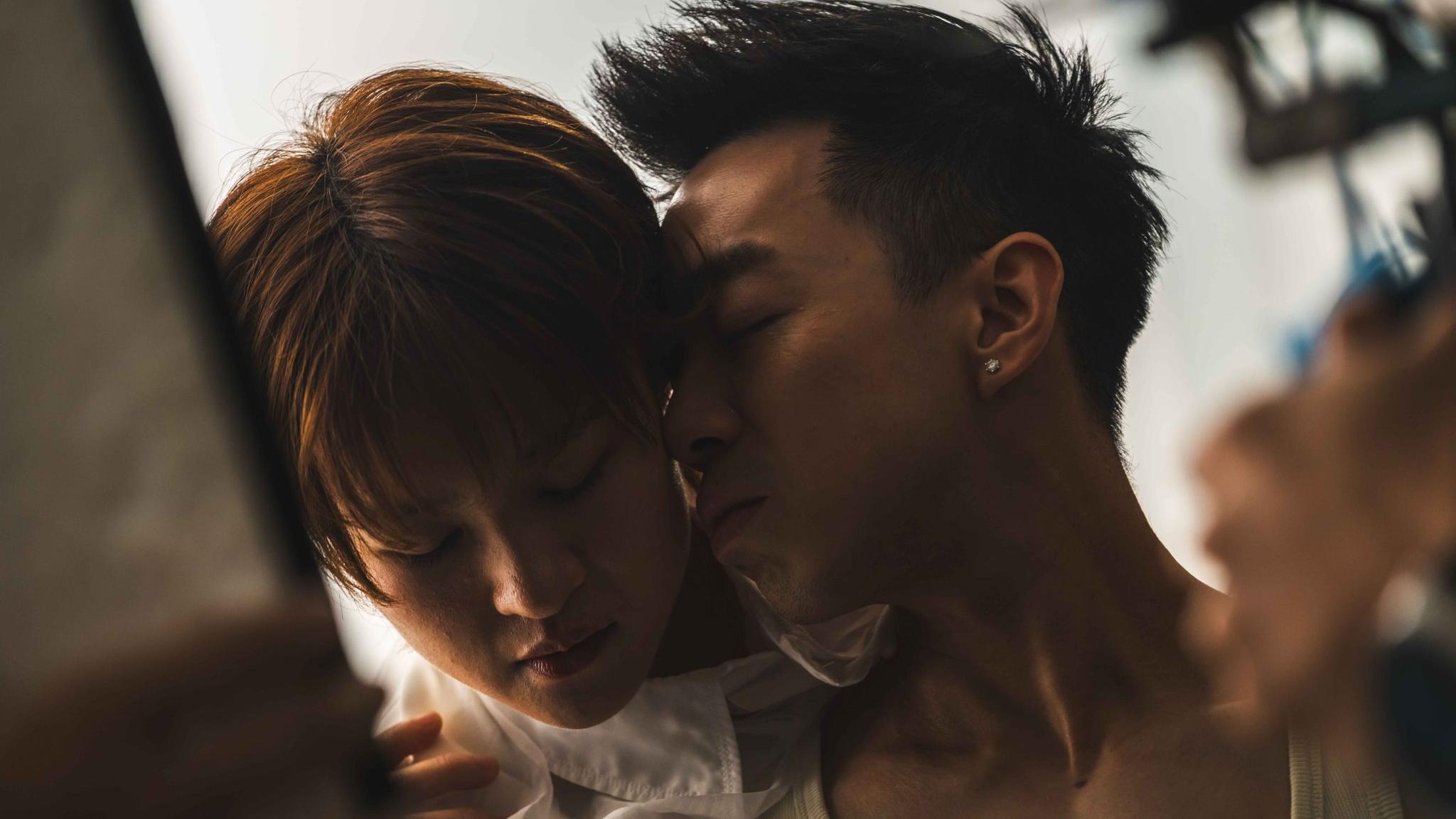 跨性別歌手SY胡肇賢挑戰情歌 岑樂怡任MV女主角面貼面親密共舞