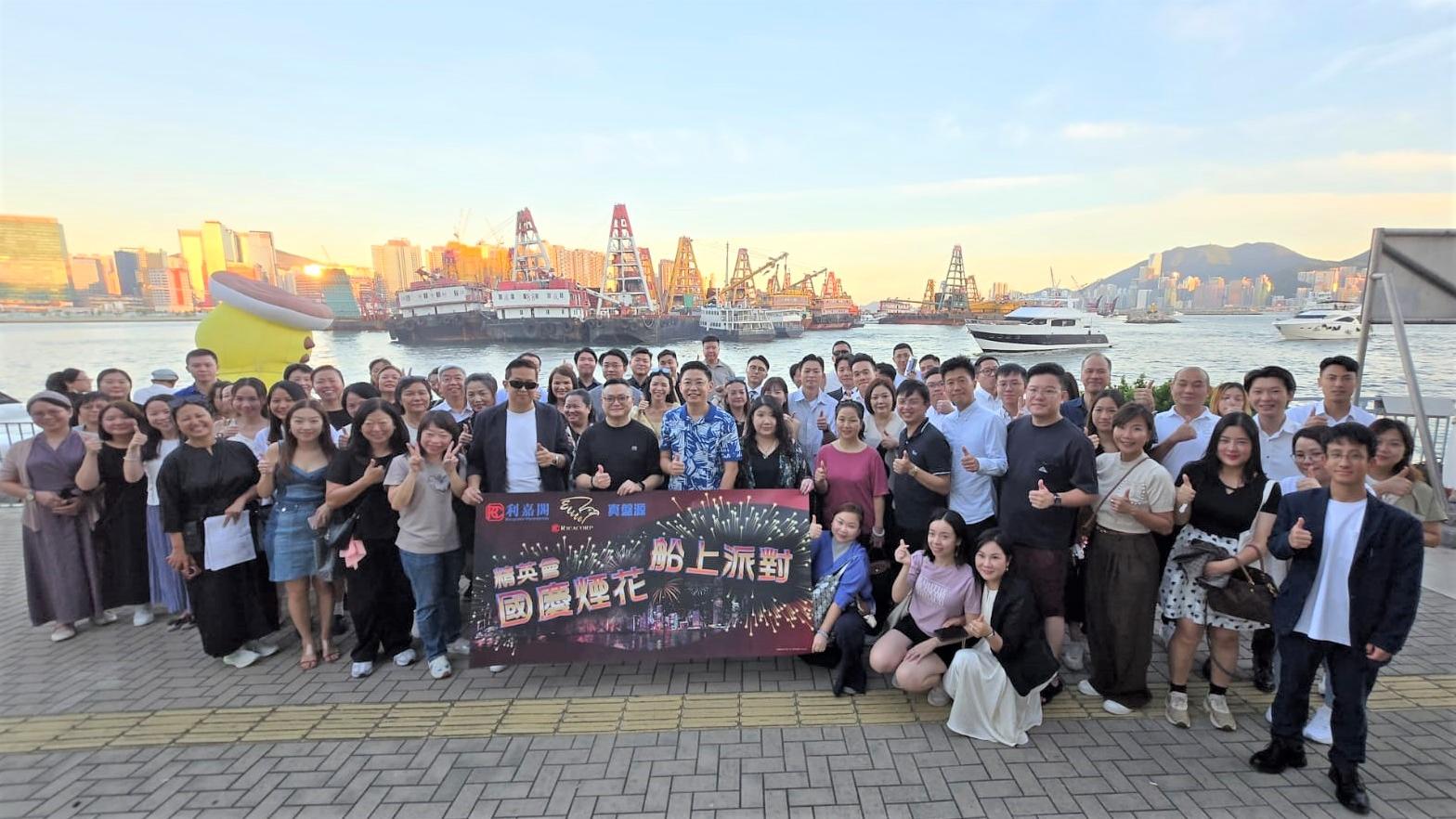 利嘉閣精英會日前舉辦「國慶煙花船上派對」，參予人數創近年該會舉辦本地活動的新高。(利嘉閣提供)