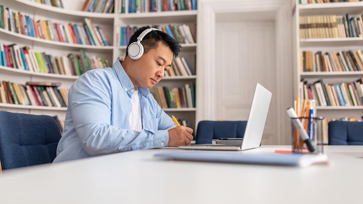 使用耳機應遵守60/60原則，單次使用耳機60分鐘就休息10到15分鐘，讓耳朵重新接觸自然環境聲，也可選擇「通透模式」而非全降噪，保留部分環境音讓耳朵不至於完全隔絕。