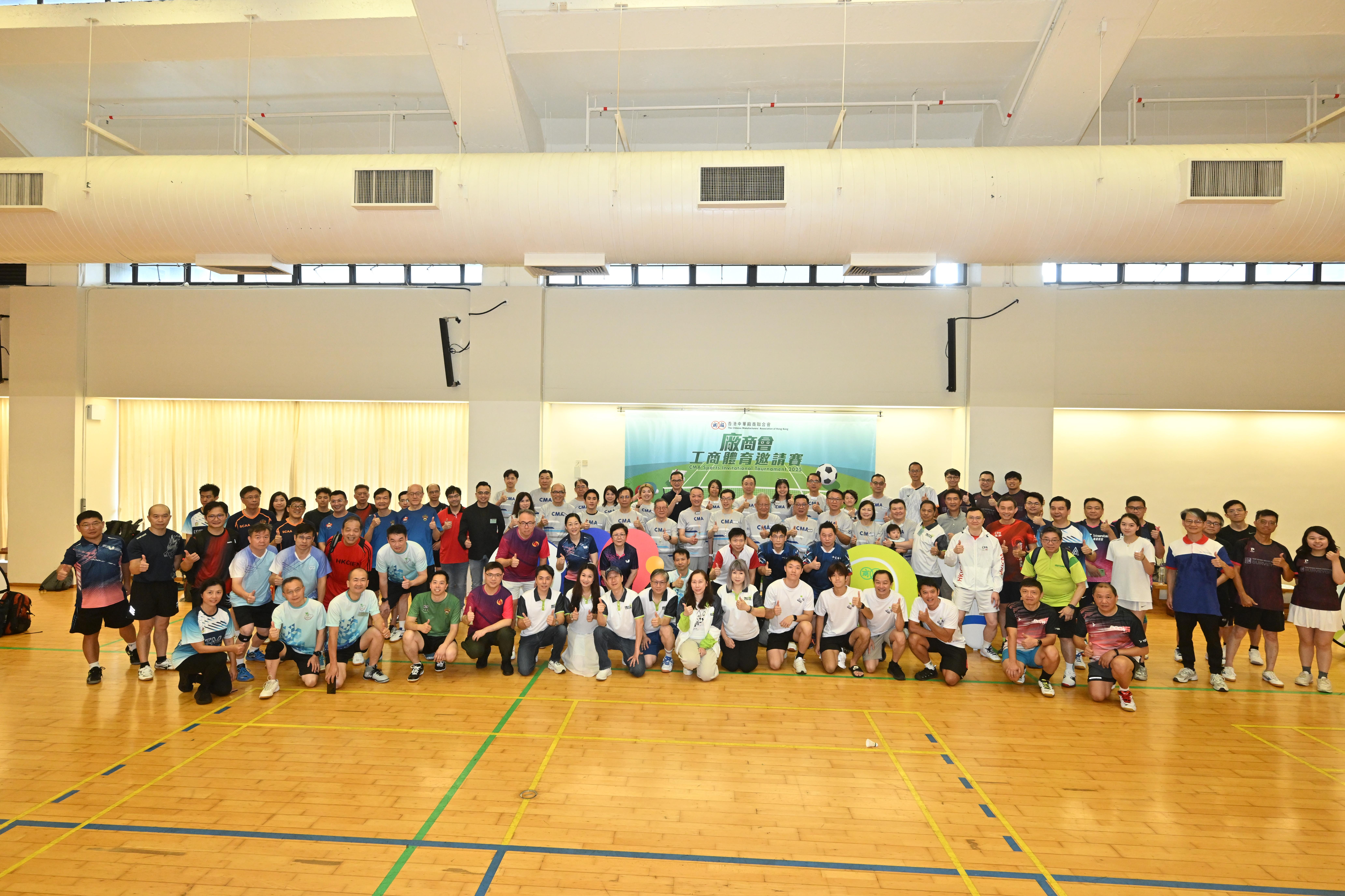 一眾嘉賓及參賽者參與開球禮，場面熱鬧。