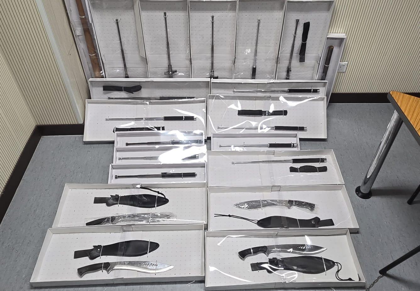 警天水圍反黑檢開山刀等大批武器，兩男女被捕。(警方圖片)